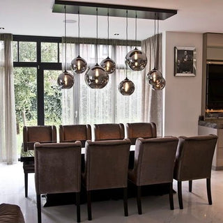 Hanglamp van smoke glas bollen voor een moderne eettafel 